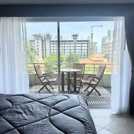Spacious 2-bedroom Pool-view - Executive 2, Pratumnak Pattaya