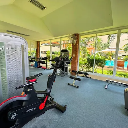 Spacious 2-bedroom Pool-view - Executive 2, Pratumnak Apartment *