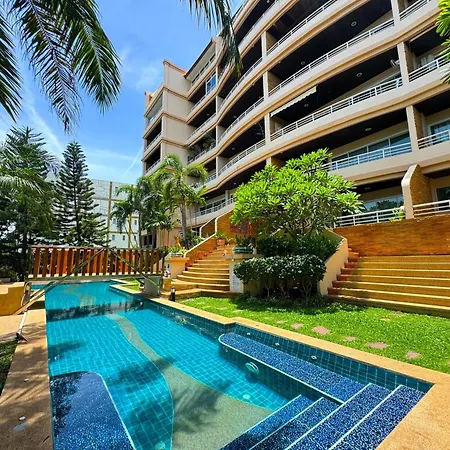 Spacious 2-bedroom Pool-view - Executive 2, Pratumnak Apartment
