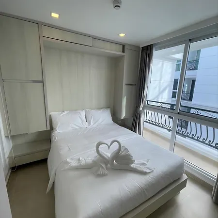 Beautiful 1 Bedroom With Big Balcony And Lagoon Pool Apartment