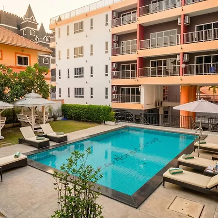 Apartment Ideally Located On Jomtien Phratamnak Pattaya