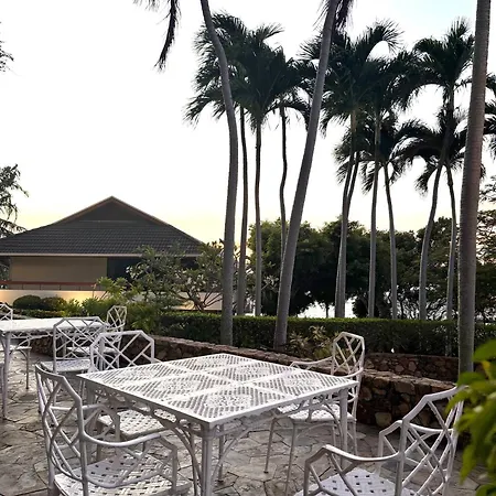 Beachfront 3br With Ocean-view Balcony Apartment *