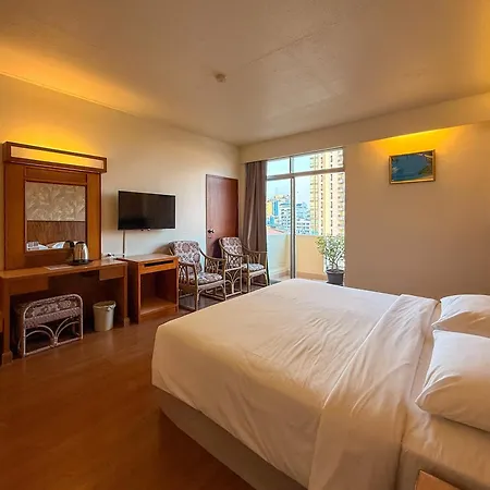โรงแรม โกลเด้นบีชโฮเทล พัทยา 4*
