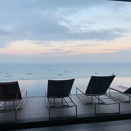 Pattaya市中心/临近海滩/无边泳池/家具齐全/24小时安保 Pattaya