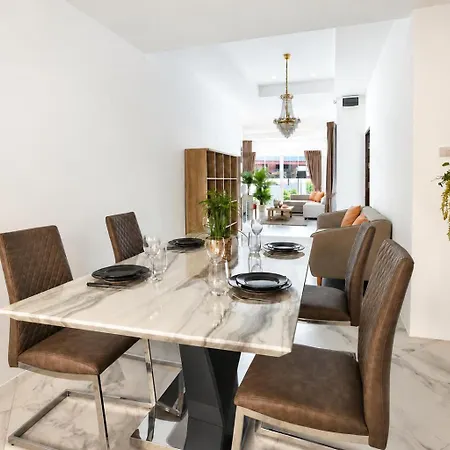 Luxury Pool Center C3- 3 Bedroom * Pattaya