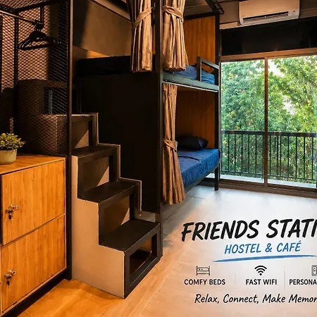 ที่พัก Friends Station & Cafe
