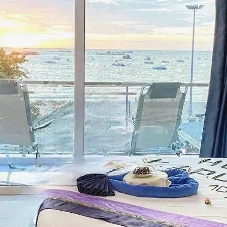The Globe Hotel, Bar & Restaurant Pattaya