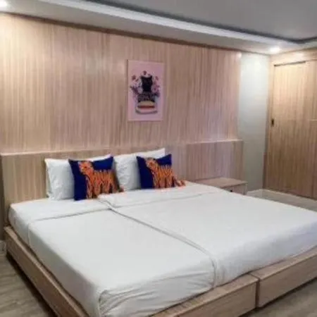Oyo 1126 Curve Boutique Hotel 3*