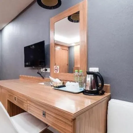 Oyo 1126 Curve Boutique Hotel 3*