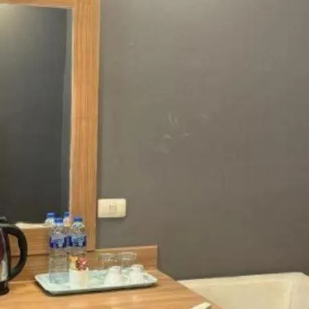 Oyo 1126 Curve Boutique Hotel 3*