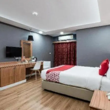 Oyo 1126 Curve Boutique Hotel 3*