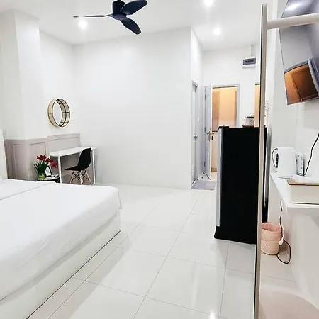 Dad N Mom's House By Thongnak Pattaya