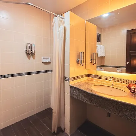 โรงแรม The 4*