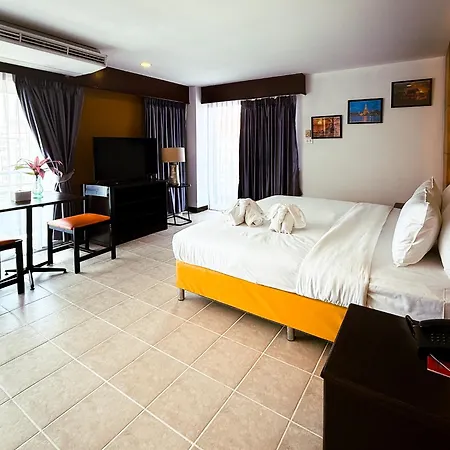 โรงแรม The 4*
