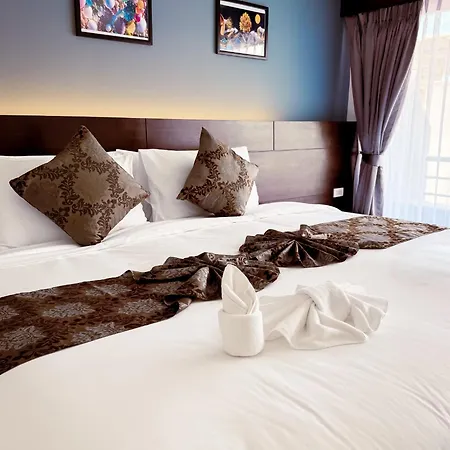 โรงแรม The 4*
