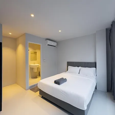 On The Six Pratamnak Aparthotel