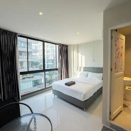 On The Six Pratamnak Aparthotel 3*