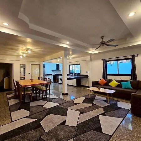 4 Bedroom 2km From Walking Street วิลล่า Pattaya