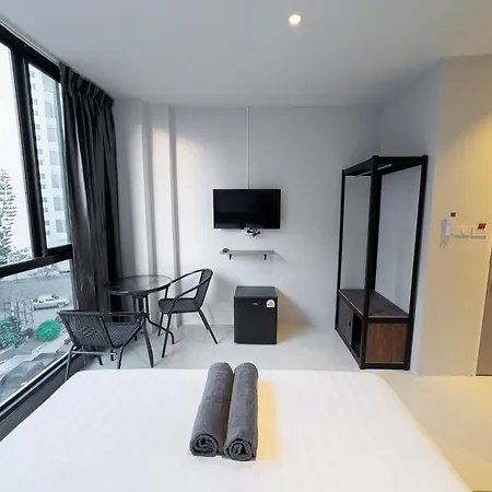 On The Six Pratamnak Aparthotel