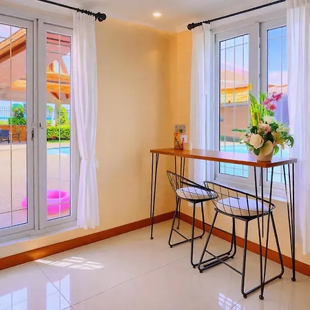 5br Pool Sleeps 10 Villa