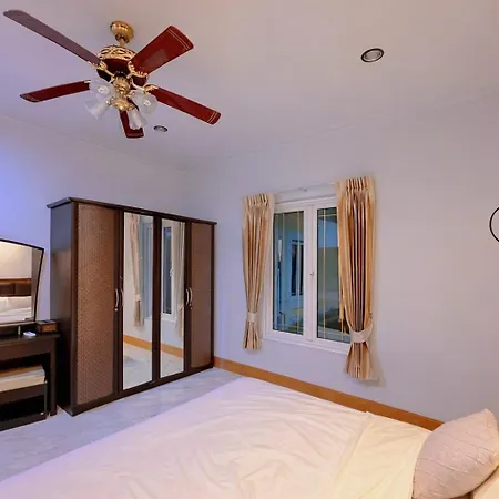 5br Pool Sleeps 10 *