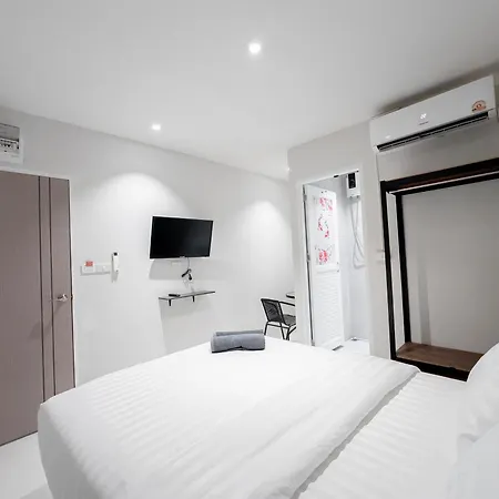 Aparthotel On The Six Pratamnak 3*