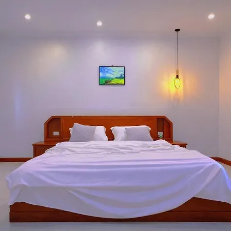5br Pool Sleeps 10 *