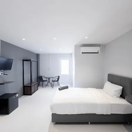 On The Six Pratamnak Aparthotel 3*
