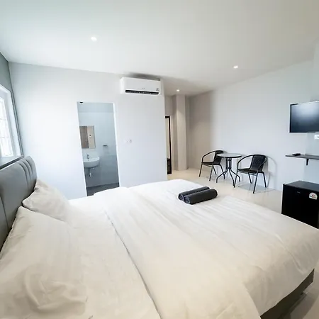 On The Six Pratamnak Aparthotel 3*