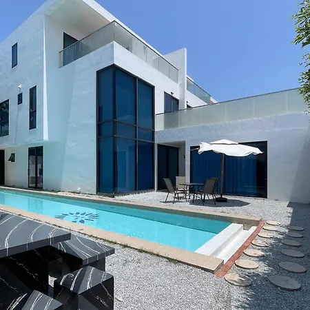 Magnitude 8 Bedroom In Palm Spring