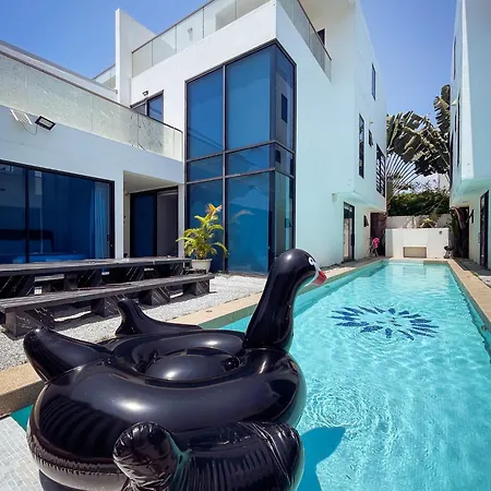 Magnitude 8 Bedroom In Palm Spring Apartment *
