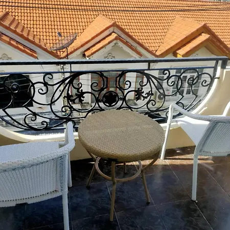 Spacious Serviced In Apartment *
