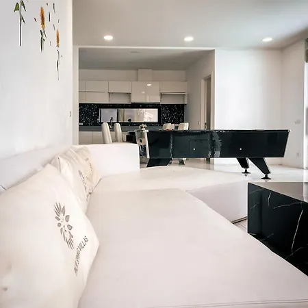 Magnitude 8 Bedroom In Palm Spring Apartment Pattaya