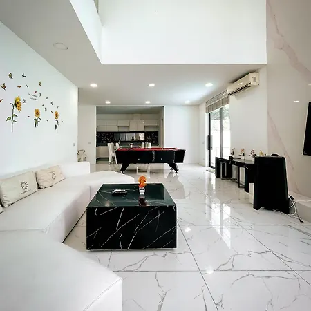 Magnitude 8 Bedroom In Palm Spring Apartment