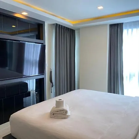 Apartment New! Pool View & Grand Avenue & *