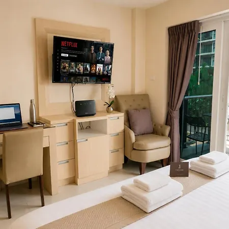 Apartment Ideally Located On Jomtien Phratamnak Pattaya