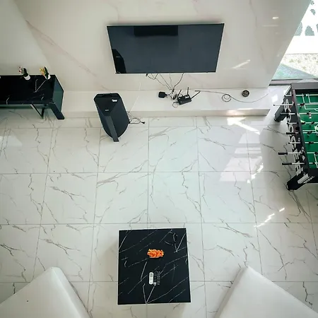 Magnitude 8 Bedroom In Palm Spring Apartment *