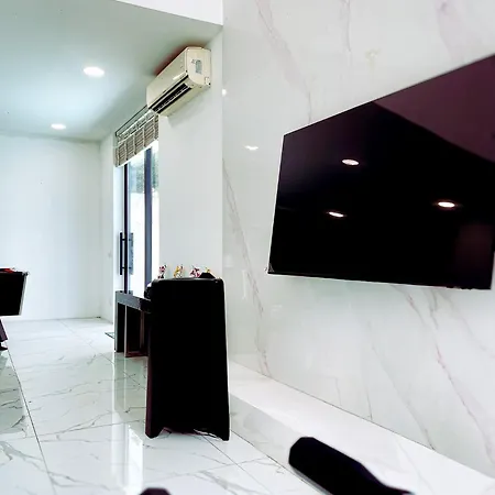 Magnitude 8 Bedroom In Palm Spring Apartment