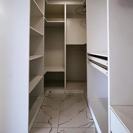 Magnitude 8 Bedroom In Palm Spring Apartment