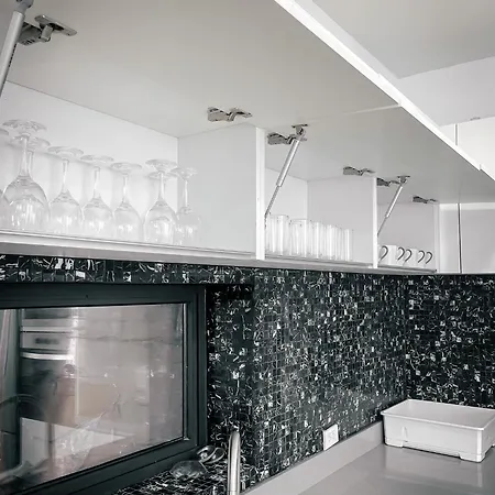 Magnitude 8 Bedroom In Palm Spring Apartment *