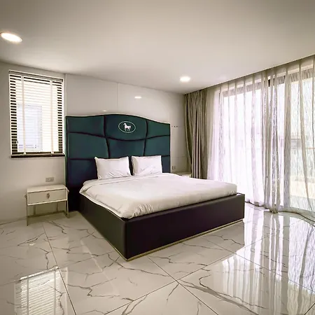 Magnitude 8 Bedroom In Palm Spring