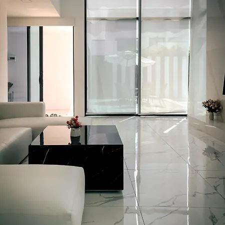 Magnitude 8 Bedroom In Palm Spring *