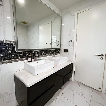 Magnitude 8 Bedroom In Palm Spring *