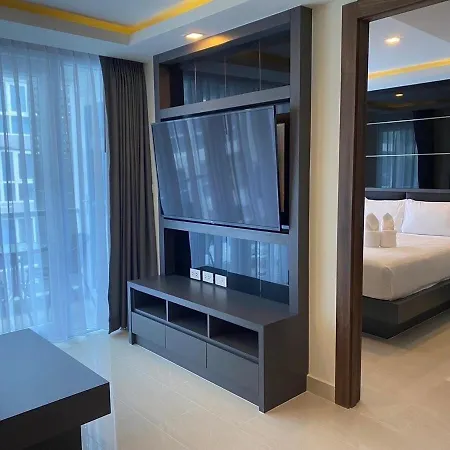 Apartment New! Pool View & Grand Avenue & *