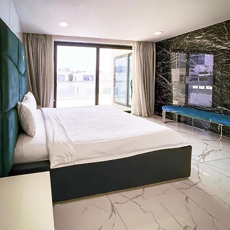 Magnitude 8 Bedroom In Palm Spring