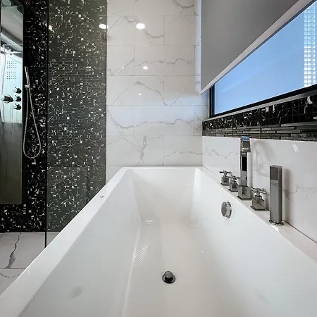 Magnitude 8 Bedroom In Palm Spring Apartment *