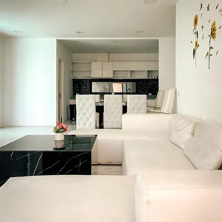 Magnitude 8 Bedroom In Palm Spring Apartment *