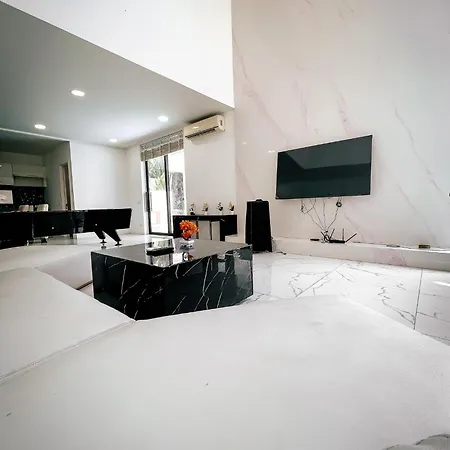 Magnitude 8 Bedroom In Palm Spring *