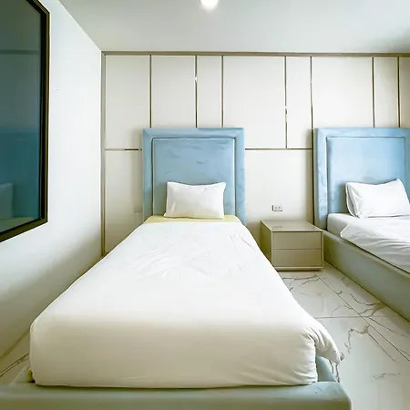 Magnitude 8 Bedroom In Palm Spring *