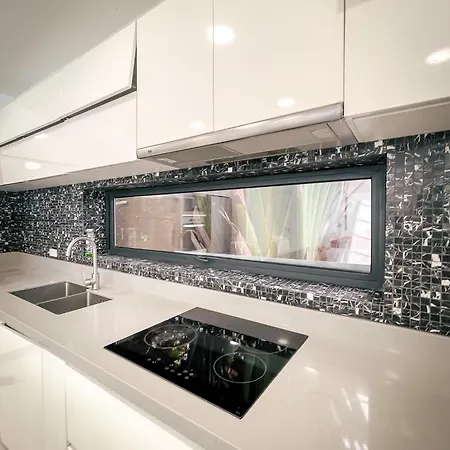 Magnitude 8 Bedroom In Palm Spring Apartment